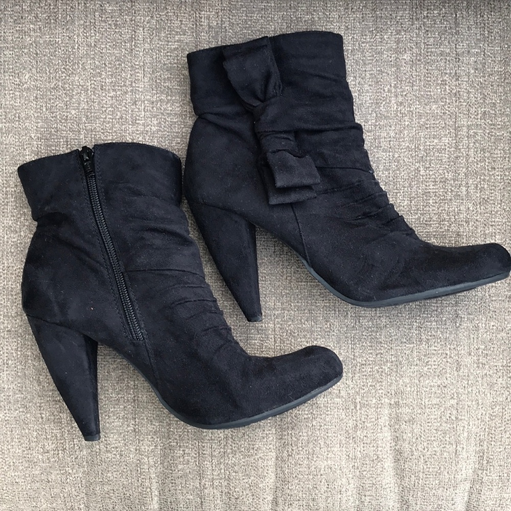 🎱 Black heel booties 🎱